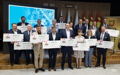 Zdjęcie do Wręczenie Symbolicznych Czek&oacute;w w Ramach Funduszu Wsparcia Gmin i Powiat&oacute;w